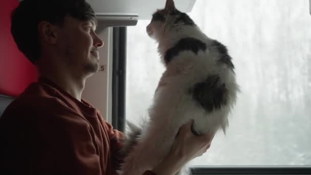 Pemilik Hewan Peliharaan Laki Laki Mengendarai Kereta Dengan Kucing Putihnya — Stok Video