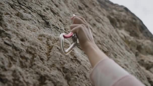 Tangan Pendaki Wanita Membentak Carabiner Dalam Kait Batu Untuk Keselamatan — Stok Video