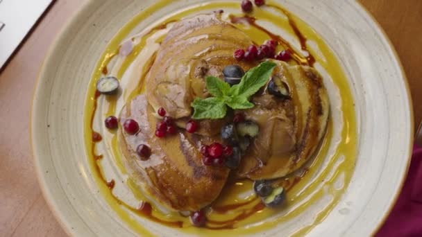 Appetitlich Schöne Vegane Pfannkuchen Mit Minzblättern Beeren Und Honig Einem — Stockvideo