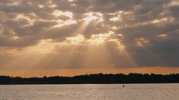 Прекрасний Пейзаж Хмарного Неба Заході Сонця Сонячних Променів Пробиваються Крізь — стокове відео