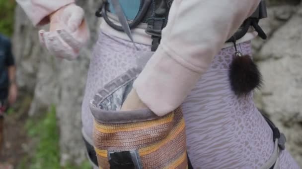 Uma Vista Perto Alpinista Mãos Cobertas Giz Branco Pronto Para — Vídeo de Stock