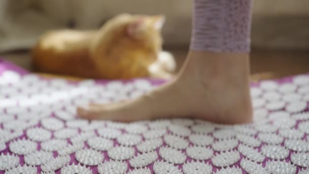 Kvinnors Fötter Står Matta Med Nålar För Massage Och Återhämtning — Stockvideo
