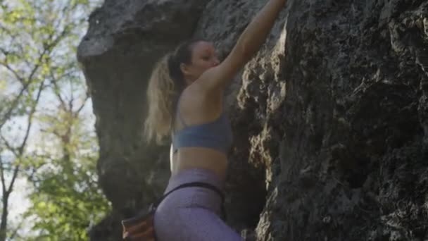 Женщина Альпинистка Решимостью Взбирающаяся Грубую Скалу Естественном Освещении Девушка Альпинистка — стоковое видео