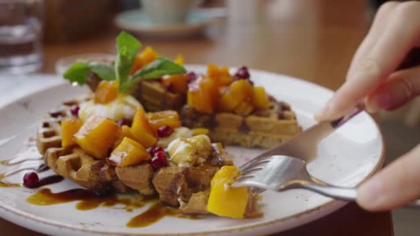 Kobieta Śniadanie Wegańskiej Restauracji Wiedeńskim Goframi Dynią Miodem Odcina Kawałek — Wideo stockowe