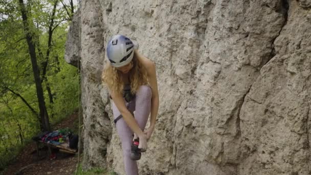 Una Chica Montañista Con Sombrero Duro Top Deportivo Pone Zapatos — Vídeos de Stock