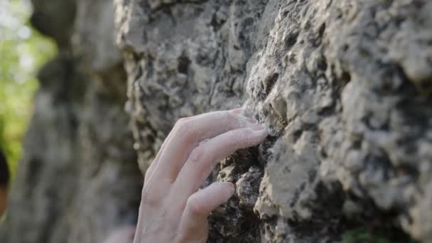 一只强壮的女手用她的手指紧紧地抓住岩石的边缘 一个女攀登者征服了一块高耸的岩石 一种极端的运动 — 图库视频影像