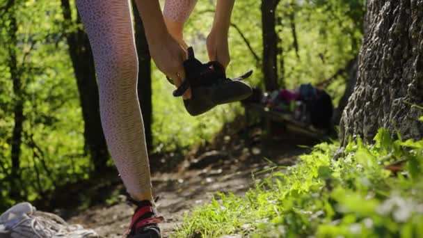 Mujer Escaladora Pone Zapatos Roca Antes Subir Una Roca Alta — Vídeo de stock
