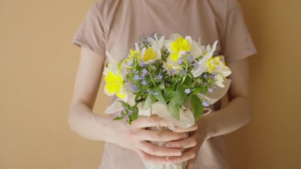 Kezek Finoman Tartsa Egy Csokor Tavaszi Virágok Pops Sárga Lágy — Stock videók