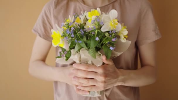 Egy Egy Csokor Tavaszi Virágot Tart Kezében Gyengéden Magához Öleli — Stock videók