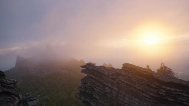 Die Morgensonne Bricht Durch Den Nebel Und Erhellt Die Geschichteten — Stockvideo