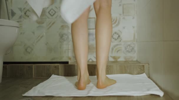 Kobieta Zrzuca Ręcznik Naga Wchodzi Pod Prysznic Żeby Się Umyć — Wideo stockowe