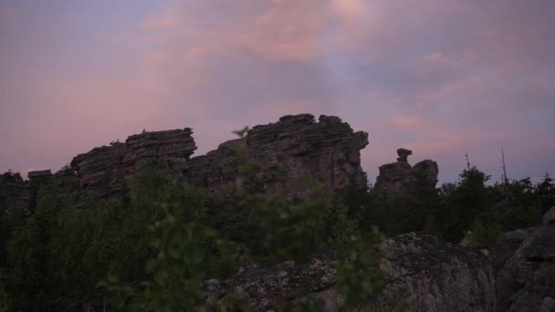 Steinreste Alter Berge Bei Sonnenaufgang Oder Sonnenuntergang Der Wind Wiegt — Stockvideo