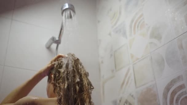Duşta Saçını Yıkayan Çıplak Bir Kadın Dikiz Aynası Genç Bir — Stok video