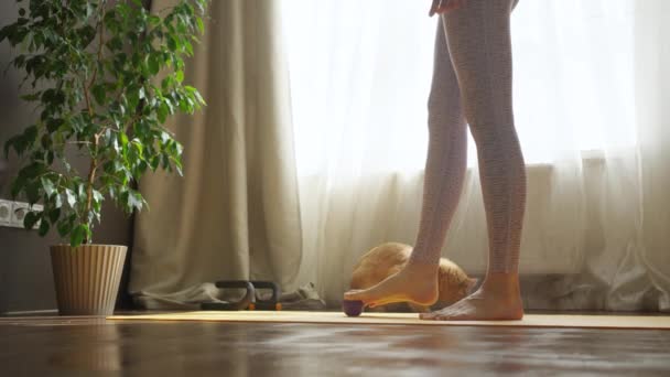 Жінка Прогріває Ноги Масажним Ячем Спортивному Килимку Вдома Кімнаті Ноги — стокове відео