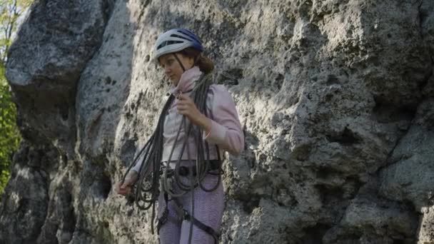 Eine Bergsteigerin Mit Helm Sammelt Ein Seil Ein Wirft Die — Stockvideo