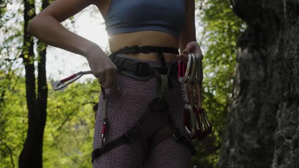 Close Uma Mulher Alpinista Midsection Com Arnês Mosquetões Contra Pano — Vídeo de Stock