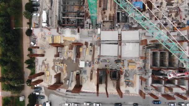 穿越公路之间的建筑工地 从上往下看工人和建筑用起重机 工人倒入混凝土和焊缝钢筋 — 图库视频影像