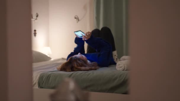 Eine Entspannte Frau Liegt Auf Dem Bett Ihr Smartphone Vertieft — Stockvideo