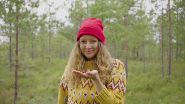 Eine Fröhliche Frau Verkostet Wilde Beeren Und Genießt Die Frischen — Stockvideo