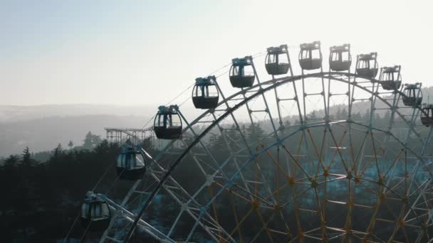 Ferris Τροχός Silhouetted Ένα Ομιχλώδες Ορεινό Τοπίο Τελεφερίκ Ανασταλεί Στον — Αρχείο Βίντεο