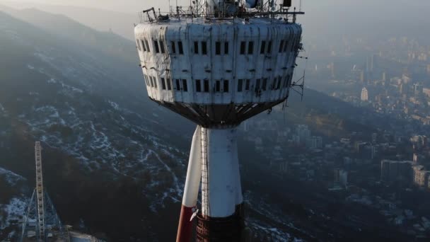 Luchtfoto Van Een Communicatietoren Met Uitzicht Een Wazig Stadsgezicht Toren — Stockvideo