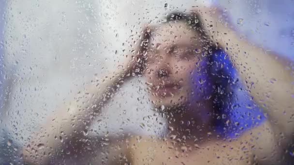 Mann Wäscht Haare Der Dusche Wassertropfen Und Dampf Herum Ein — Stockvideo