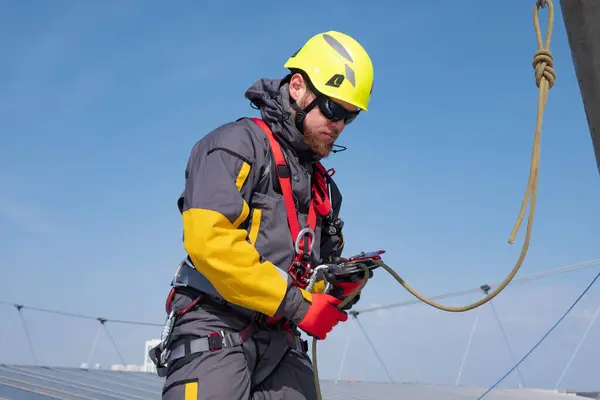 Alpinista Industrial Masculino Que Fixa Uma Corda Dispositivo Atraso Telhado Imagem De Stock