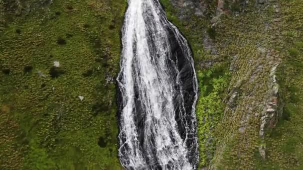 一个从上到下的宁静瀑布瀑布俯瞰着茂密的苔藓覆盖的悬崖 这证明了大自然静谧的力量和美丽的水的特征 从上至下的平稳运动 — 图库视频影像