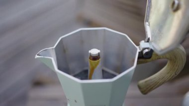 Sıcak espresso akıntısı bir kahve makinesinin duvarlarından aşağı akar, yakın plan, kahvaltı için canlandırıcı bir içecek hazırlar..