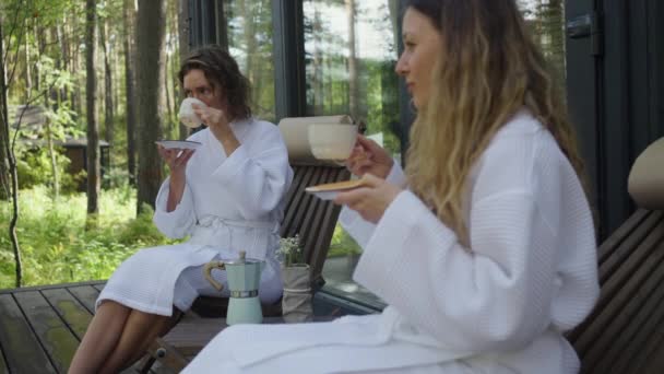 Dvě Ženy Bílých Kabátech Vychutnávají Ranní Kávu Tichu Lesa Dřevěné — Stock video