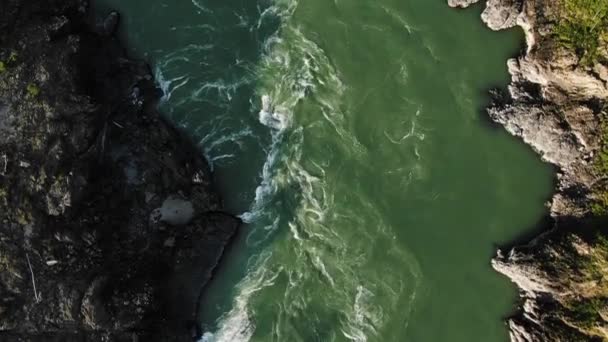 Vista Aérea Río Turbulento Sus Aguas Verdes Girando Entre Escarpadas — Vídeo de stock