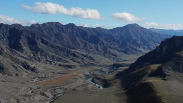 Una Vista Aérea Impresionante Paisaje Montañoso Mostrando Río Turquesa Serpenteante — Vídeos de Stock