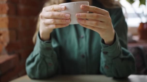 Taze Kahvenin Tadını Çıkaran Genç Bir Kadın Gözleri Kapalı Bir — Stok video