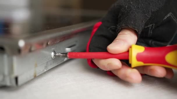 Ręce Samca Mistrza Odkręcają Śrubę Śrubokrętem Demontują Zepsutą Kuchenkę Elektryczną — Wideo stockowe