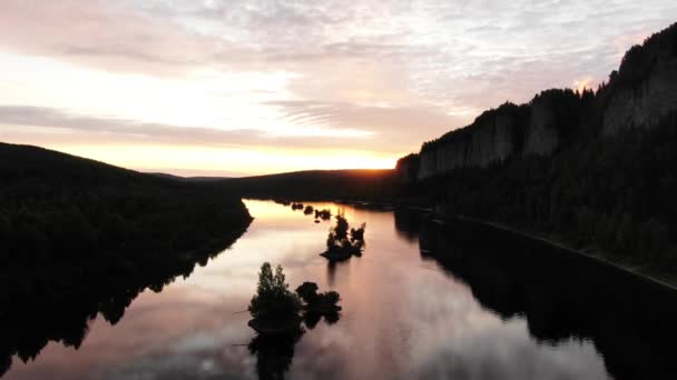Puesta Sol Sobre Río Por Acantilados Boscosos Volando Sobre Pequeñas — Vídeos de Stock