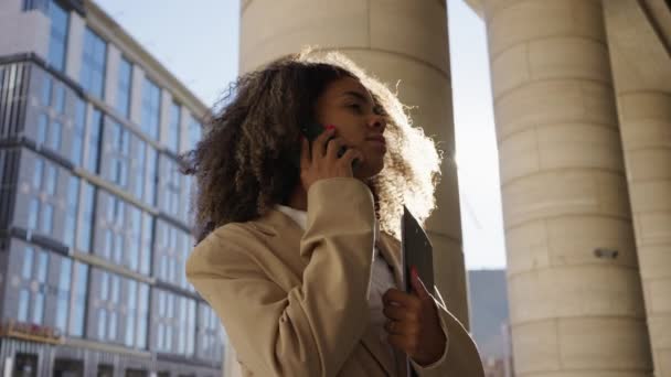 Африканська Бізнес Леді Розмовляє Телефону Посміхається Планшетом Руках Вулиці Біля Відеокліп