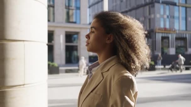 在商务中心各栏的背景下 严肃的非洲裔美国女商人穿着夹克参加一个会议或重要会议 — 图库视频影像