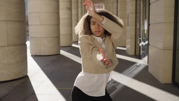 Afroamerykanka Tańcząca Garniturze Tle Kolumn Patrząca Kamerę Słoneczną Pogodę Sukces — Wideo stockowe