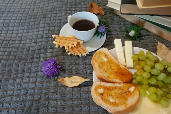 Yatakta kahvaltı gri arka planda