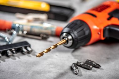 Siyah turuncu kablosuz tornavida matkabı. İnşaat ve DIY için elektrikli araç.