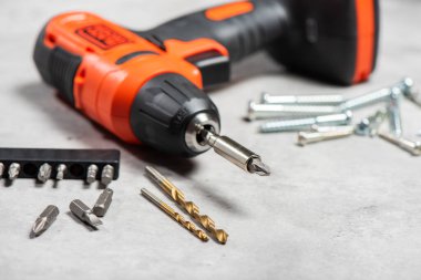 Siyah turuncu kablosuz tornavida matkabı. İnşaat ve DIY için elektrikli araç.