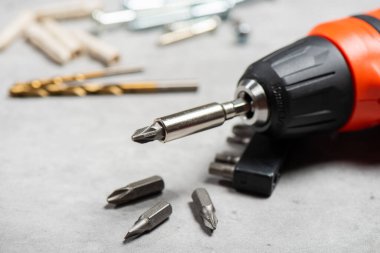 Siyah turuncu kablosuz tornavida matkabı. İnşaat ve DIY için elektrikli araç.