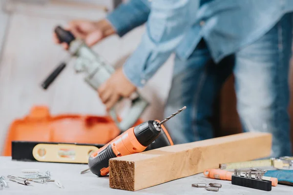 Man Working Black Orange Cordless Screwdriver Power Tool Construction Diy — Stock Photo, Image