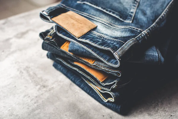 Många Blå Jeans Konkret Bakgrund Män Mode Jeans Jeans — Stockfoto