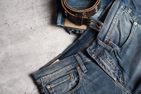 Molti Jeans Blu Sfondo Cemento Jeans Denim Moda Uomo — Foto Stock
