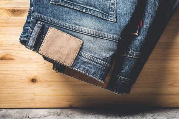 Muitas Calças Ganga Azuis Fundo Concreto Homens Moda Jeans Jeans — Fotografia de Stock