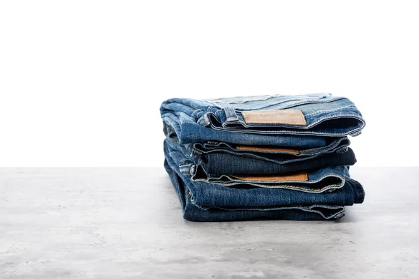 Molti Blue Jeans Uomini Moda Jeans Denim Impilati Sfondo Bianco — Foto Stock