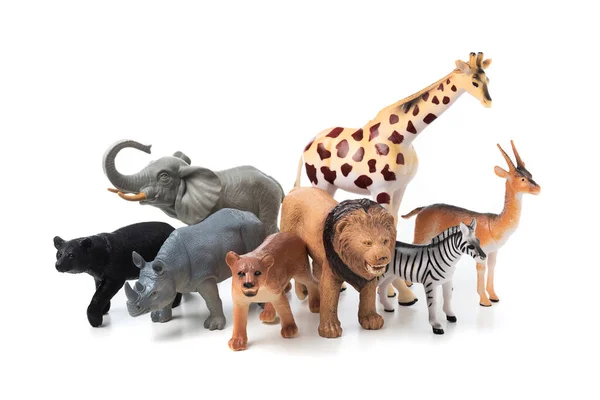 白い背景の上に隔離されたジャングルの動物のおもちゃのグループ プラスチック動物のおもちゃ — ストック写真