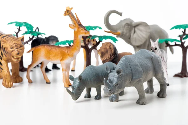 白い背景の上に隔離されたジャングルの動物のおもちゃのグループ プラスチック動物のおもちゃ — ストック写真