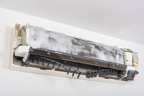 Reiniging Airconditioner Indoor Unit Handhaving Van Het Airconditionerconcept — Stockfoto